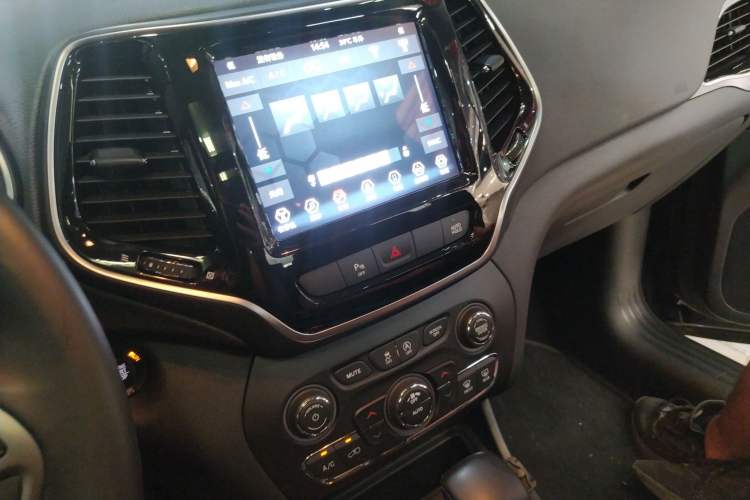 Used Jeep Cherokee 2020 2.0T Four-Wheel Drive Elite Edition Audio And AC Panel