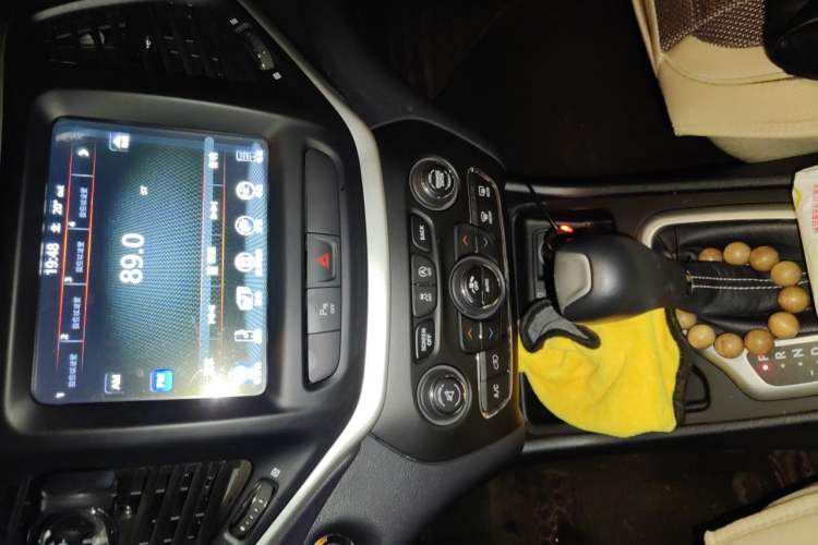 Used Jeep Cherokee 2020 2.0L Two-Wheel Drive Classic Sports Edition Audio And AC Panel