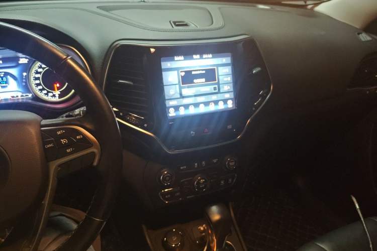 Used Jeep Cherokee 2020 2.0T Four-Wheel Drive Elite Edition Audio And AC Panel
