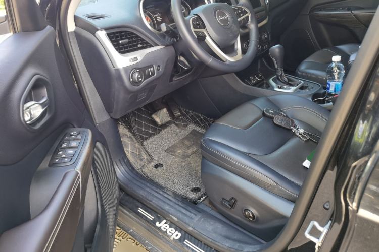Used Jeep Cherokee 2020 2.0L Two-Wheel Drive Classic Sports Edition Driver Seat