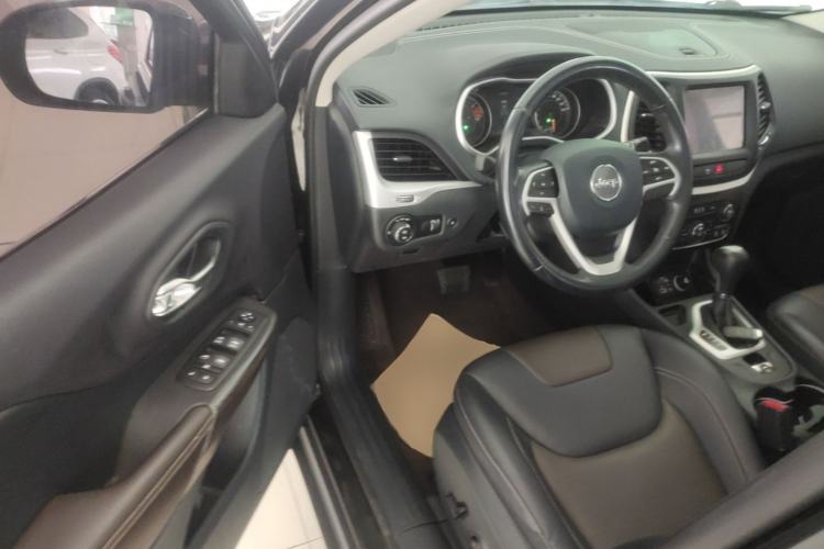 Used Jeep Cherokee 2020 2.0L Two-Wheel Drive Classic Sports Edition Driver Seat