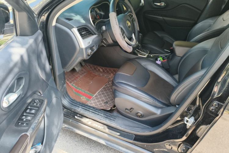Used Jeep Cherokee 2020 2.0L Two-Wheel Drive Classic Sports Edition Driver Seat