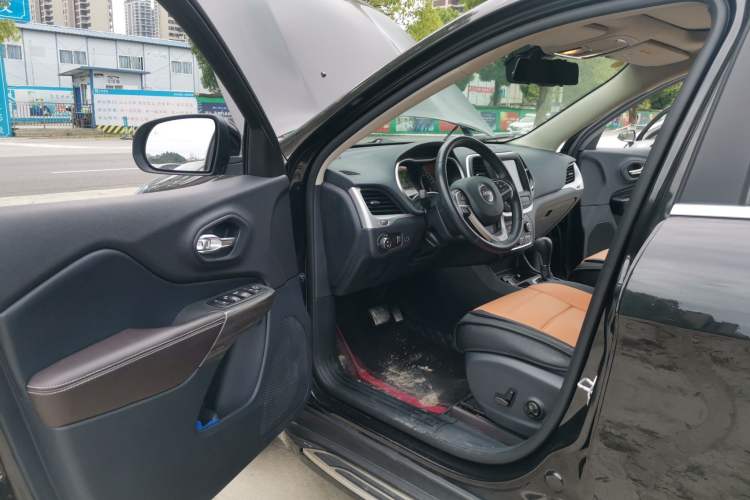 Used Jeep Cherokee 2020 2.0L Two-Wheel Drive Classic Sports Edition Driver Seat