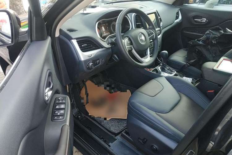 Used Jeep Cherokee 2020 2.0L Two-Wheel Drive Classic Sports Edition Driver Seat