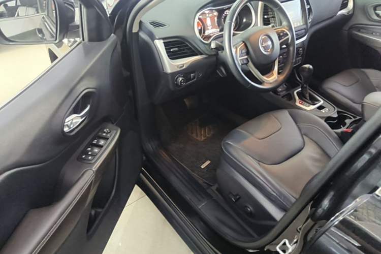 Used Jeep Cherokee 2020 2.0L Two-Wheel Drive Classic Sports Edition Driver Seat