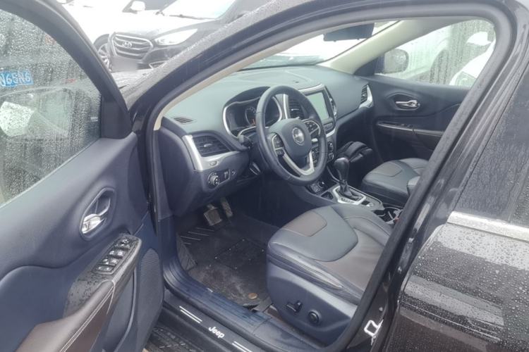 Used Jeep Cherokee 2020 2.0L Two-Wheel Drive Classic Sports Edition Driver Seat
