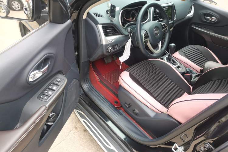 Used Jeep Cherokee 2020 2.0L Two-Wheel Drive Classic Sports Edition Driver Seat