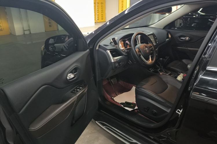 Used Jeep Cherokee 2020 2.0L Two-Wheel Drive Classic Sports Edition Driver Seat