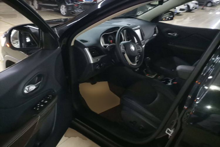 Used Jeep Cherokee 2020 2.0L Two-Wheel Drive Classic Sports Edition Driver Seat