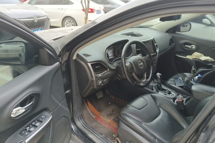 Used Jeep Cherokee 2020 2.0T Two-Wheel Drive Leading Edition Driver Seat