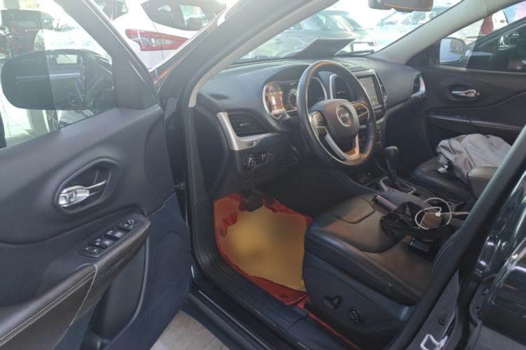 Used Jeep Cherokee 2020 2.0L Two-Wheel Drive Classic Sports Edition Driver Seat