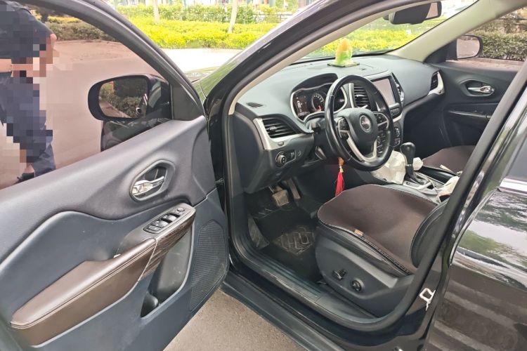 Used Jeep Cherokee 2020 2.0L Two-Wheel Drive Classic Sports Edition Driver Seat