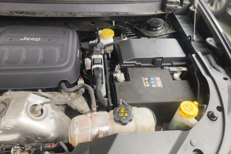 Used Jeep Cherokee 2020 2.0T Four-Wheel Drive Luxury Edition Engine Bay Left