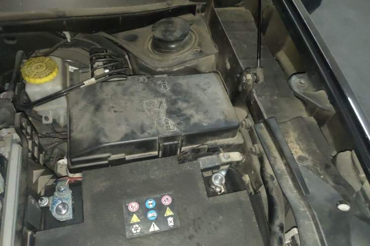 Used Jeep Cherokee 2020 2.0T Two-Wheel Drive Leading Edition Engine Bay Left