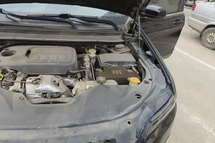 Used Jeep Cherokee 2020 2.0T Two-Wheel Drive Leading Edition Engine Bay Left