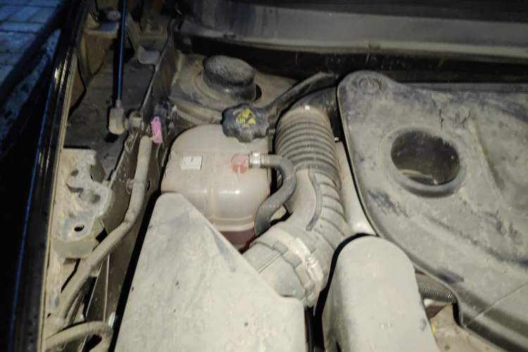 Used Jeep Cherokee 2020 2.0L Two-Wheel Drive Classic Sports Edition Engine Bay Right