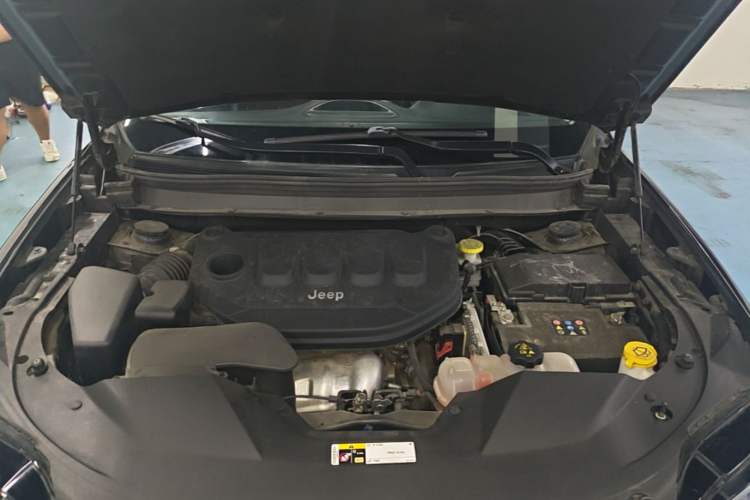 Used Jeep Cherokee 2020 2.0L Two-Wheel Drive Safety Upgrade Edition Engine Bay
