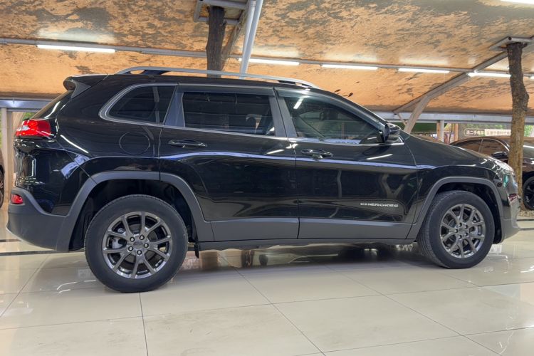 Used Jeep Cherokee 2020 2.0L Two-Wheel Drive Classic Sports Edition Exterior 2