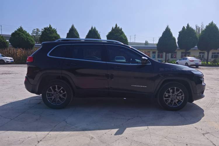 Used Jeep Cherokee 2020 2.0L Two-Wheel Drive Classic Sports Edition Exterior 2