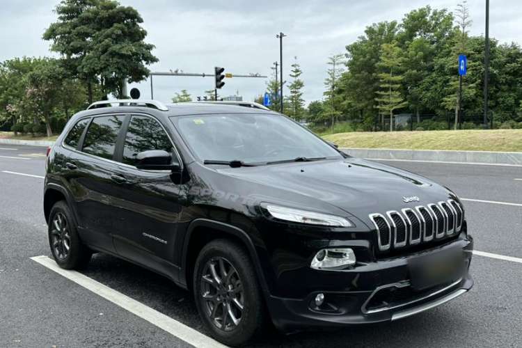 Used Jeep Cherokee 2020 2.0L Two-Wheel Drive Classic Sports Edition Exterior 2