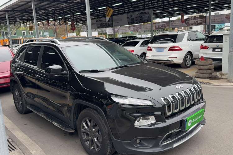 Used Jeep Cherokee 2020 2.0L Two-Wheel Drive Classic Sports Edition Exterior 2