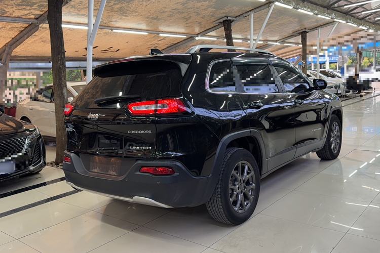 Used Jeep Cherokee 2020 2.0L Two-Wheel Drive Classic Sports Edition Exterior 3