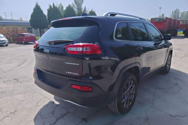 Used Jeep Cherokee 2020 2.0L Two-Wheel Drive Classic Sports Edition Exterior 3