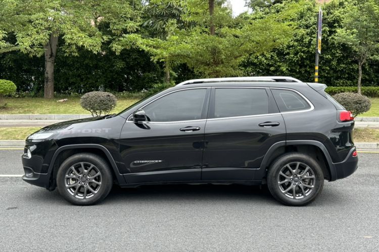 Used Jeep Cherokee 2020 2.0L Two-Wheel Drive Classic Sports Edition Exterior 3