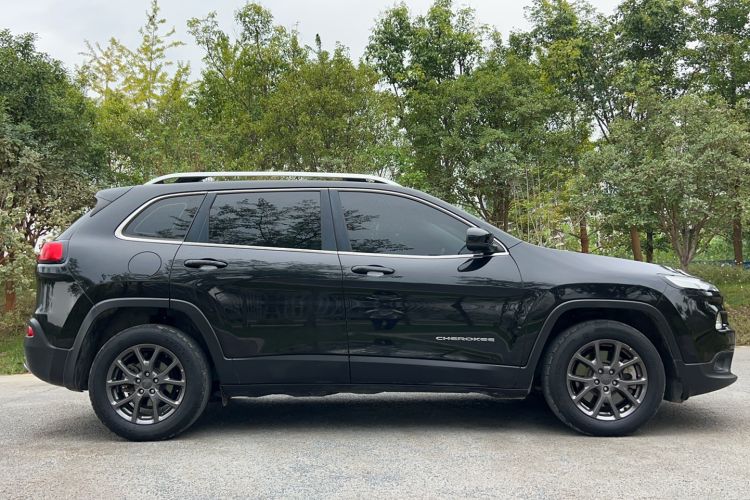 Used Jeep Cherokee 2020 2.0L Two-Wheel Drive Classic Sports Edition Exterior 3