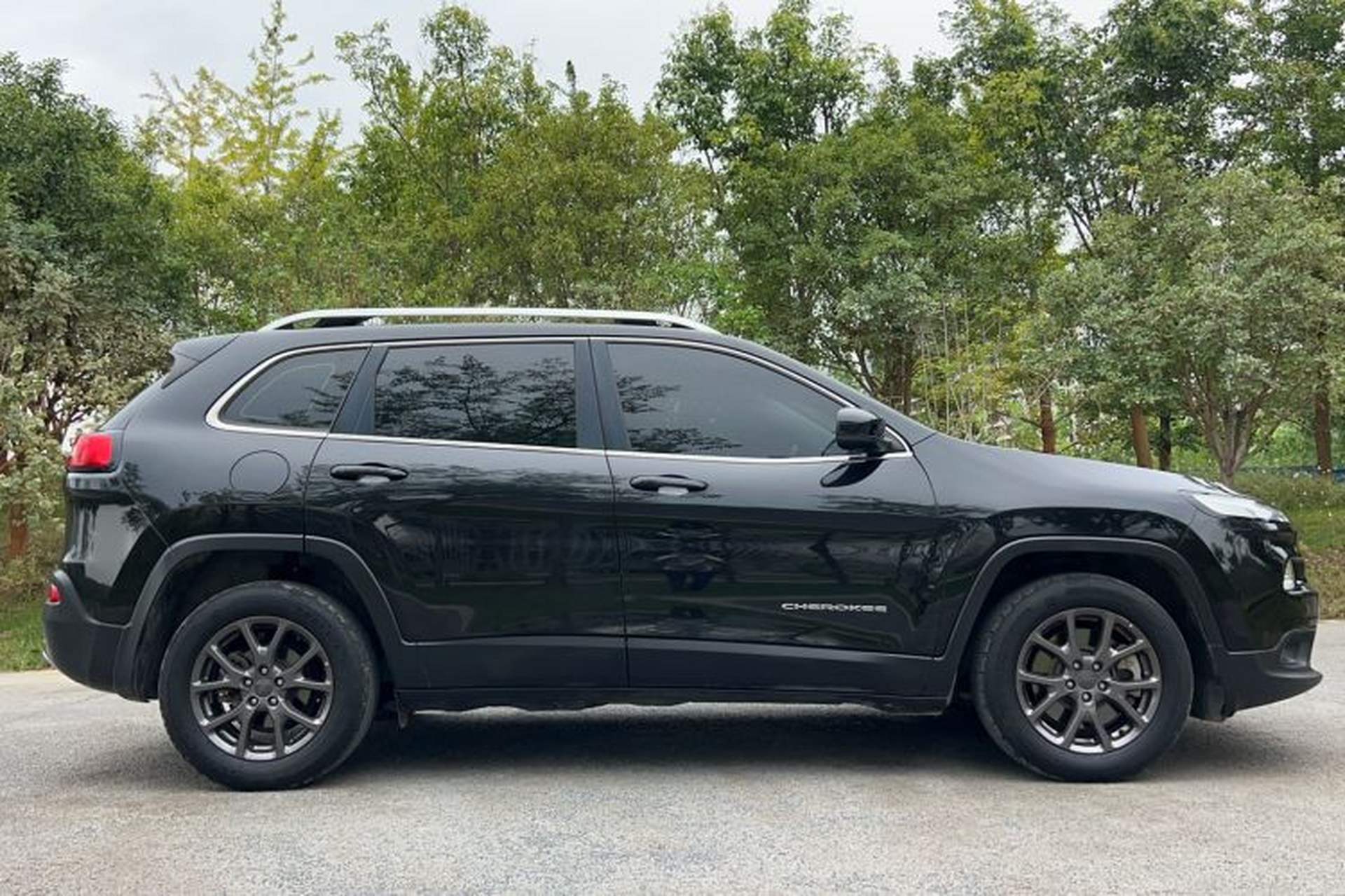 Used Jeep Cherokee 2020 2.0L Two-Wheel Drive Classic Sports Edition Exterior 3