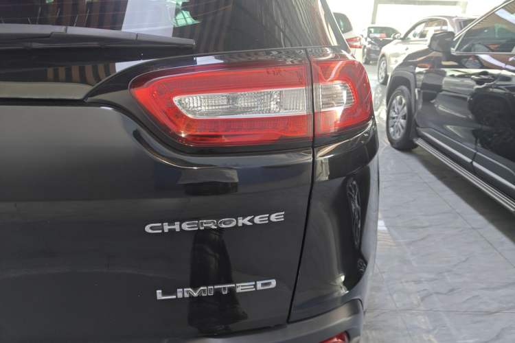 Used Jeep Cherokee 2020 2.0L Two-Wheel Drive Classic Sports Edition Exterior 3