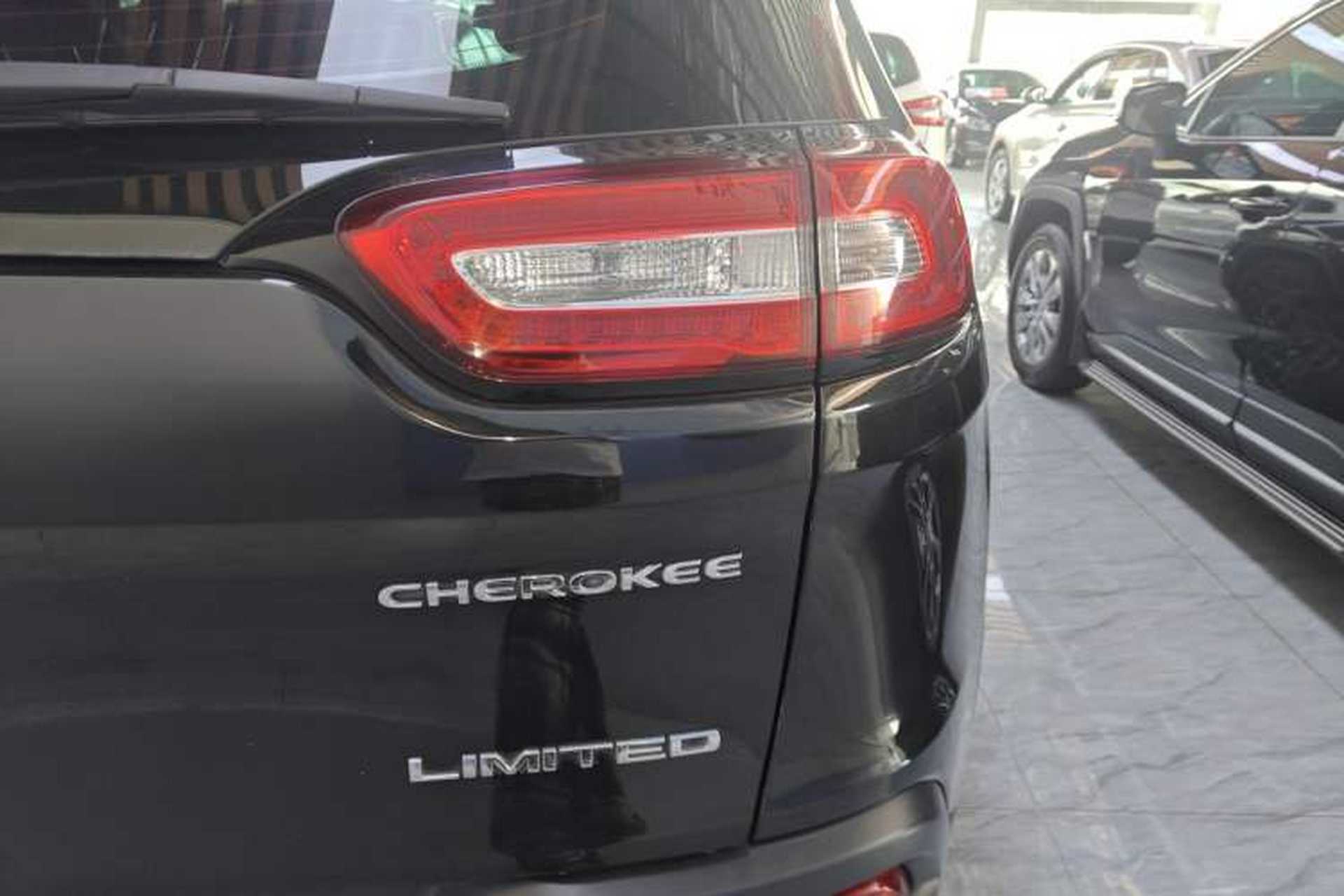 Used Jeep Cherokee 2020 2.0L Two-Wheel Drive Classic Sports Edition Exterior 3