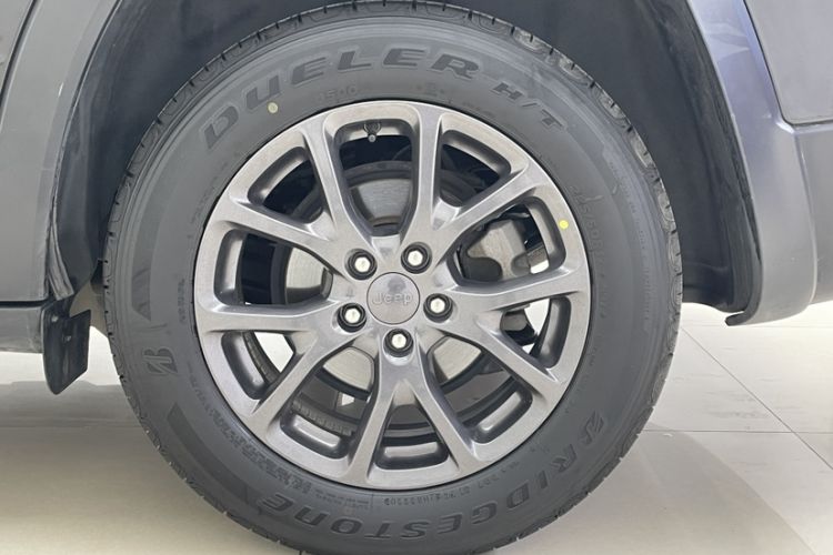 Used Jeep Cherokee 2020 2.0L Two-Wheel Drive Classic Sports Edition Exterior 4