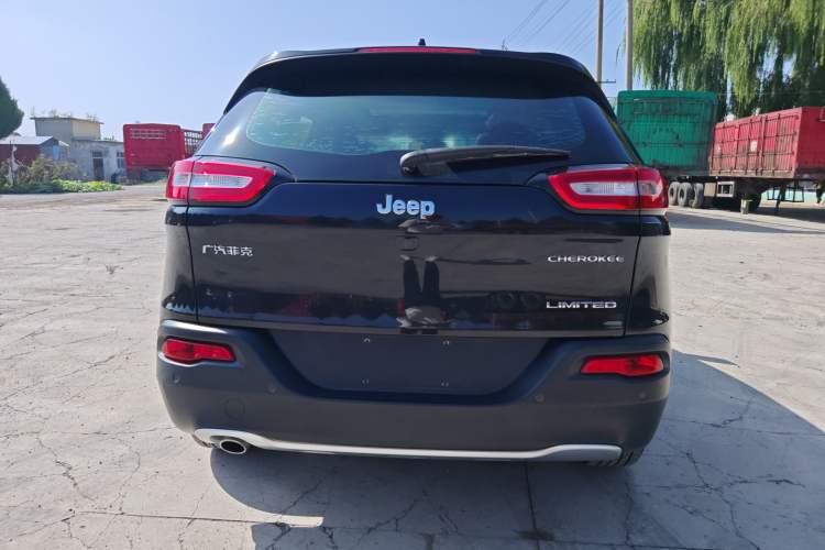 Used Jeep Cherokee 2020 2.0L Two-Wheel Drive Classic Sports Edition Exterior 4