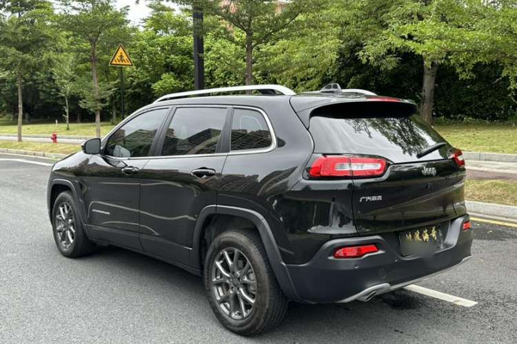 Used Jeep Cherokee 2020 2.0L Two-Wheel Drive Classic Sports Edition Exterior 4