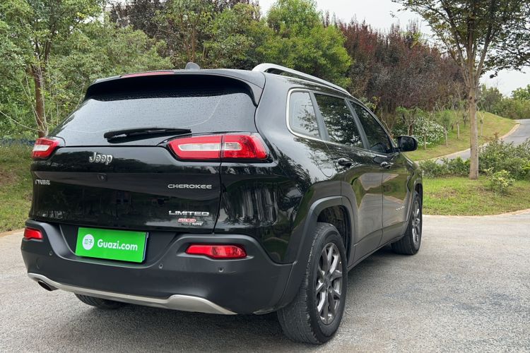 Used Jeep Cherokee 2020 2.0L Two-Wheel Drive Classic Sports Edition Exterior 4