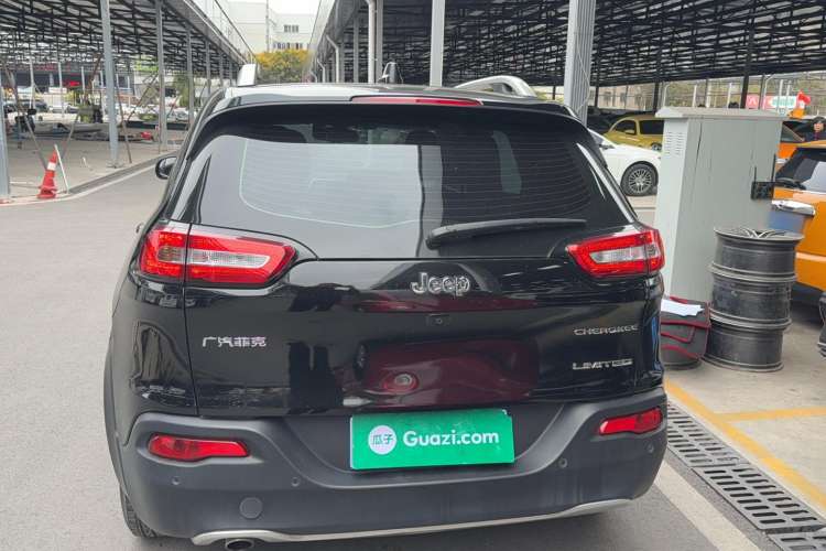 Used Jeep Cherokee 2020 2.0L Two-Wheel Drive Classic Sports Edition Exterior 4