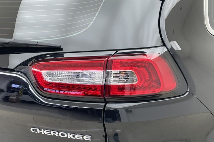 Used Jeep Cherokee 2020 2.0L Two-Wheel Drive Classic Sports Edition Exterior 5