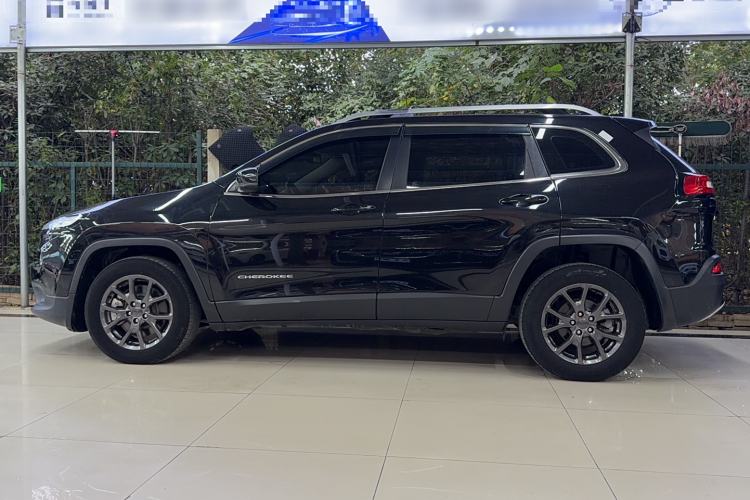 Used Jeep Cherokee 2020 2.0L Two-Wheel Drive Classic Sports Edition Exterior 5