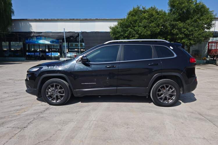 Used Jeep Cherokee 2020 2.0L Two-Wheel Drive Classic Sports Edition Exterior 5
