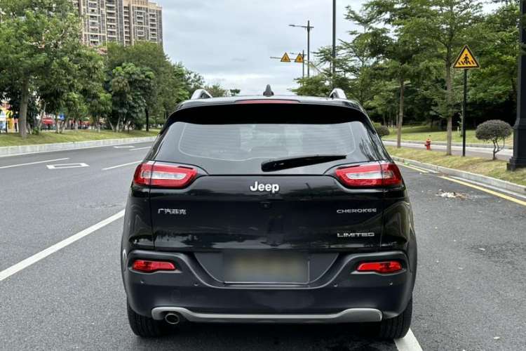 Used Jeep Cherokee 2020 2.0L Two-Wheel Drive Classic Sports Edition Exterior 5
