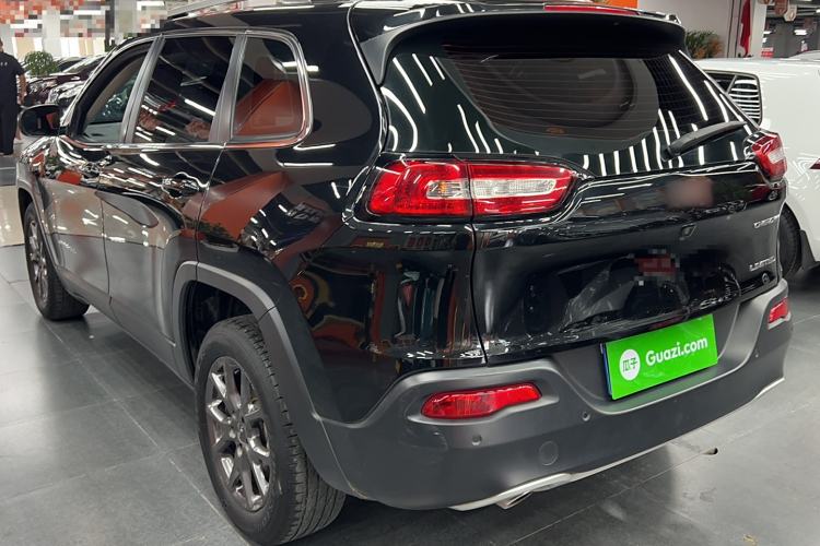 Used Jeep Cherokee 2020 2.0L Two-Wheel Drive Classic Sports Edition Exterior 5