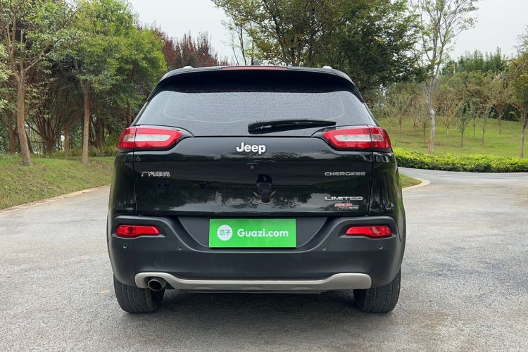 Used Jeep Cherokee 2020 2.0L Two-Wheel Drive Classic Sports Edition Exterior 5