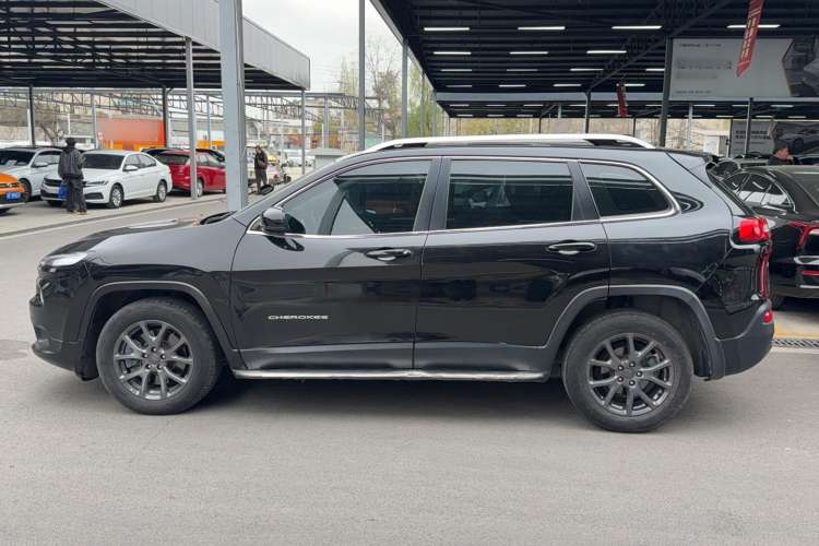 Used Jeep Cherokee 2020 2.0L Two-Wheel Drive Classic Sports Edition Exterior 5