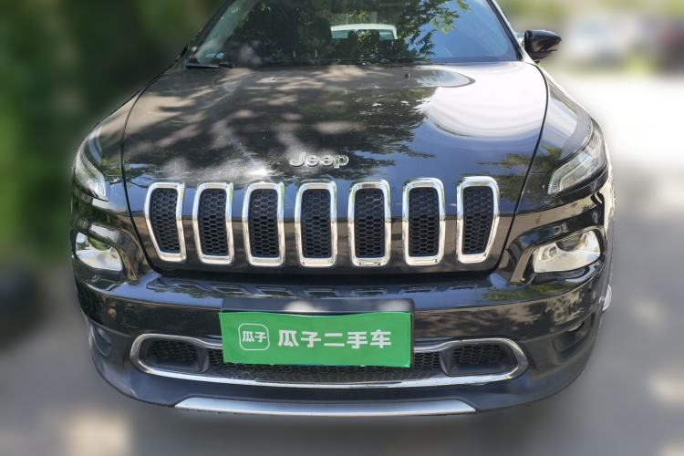 Used Jeep Cherokee 2020 2.0L Two-Wheel Drive Classic Sports Edition Front