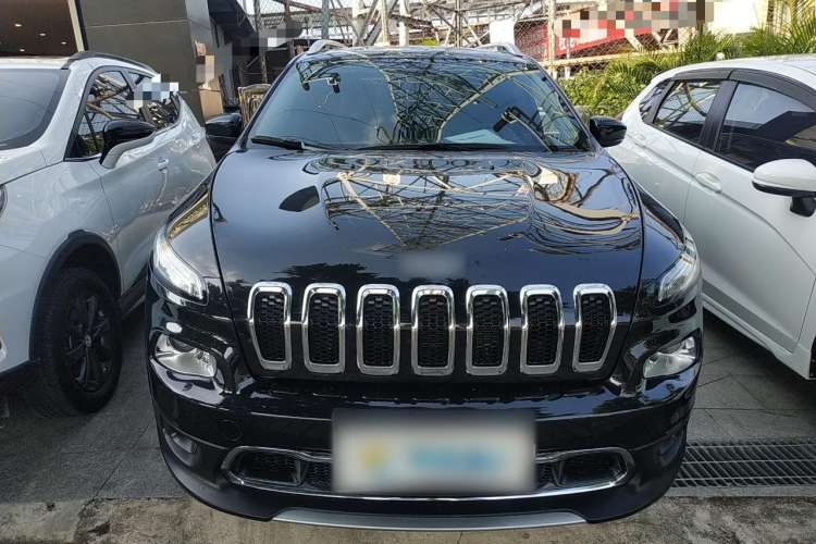 Used Jeep Cherokee 2020 2.0L Two-Wheel Drive Classic Sports Edition Front