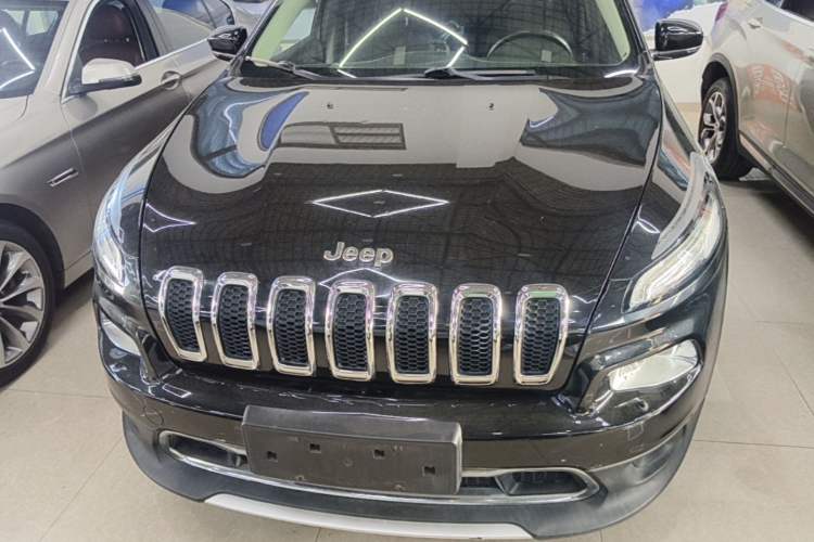 Used Jeep Cherokee 2020 2.0L Two-Wheel Drive Classic Sports Edition Front