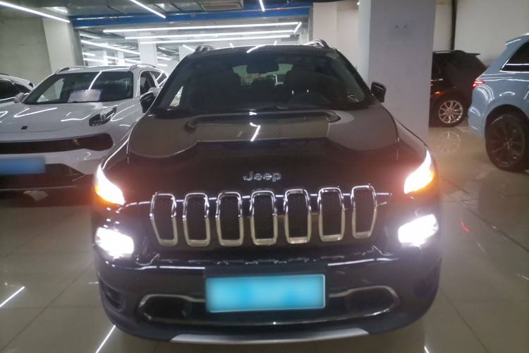 Used Jeep Cherokee 2020 2.0L Two-Wheel Drive Classic Sports Edition Front