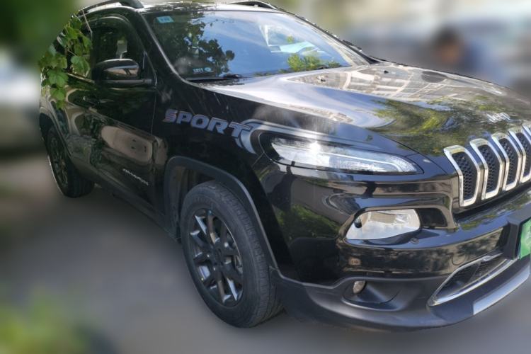 Used Jeep Cherokee 2020 2.0L Two-Wheel Drive Classic Sports Edition Front Right 45 Deg