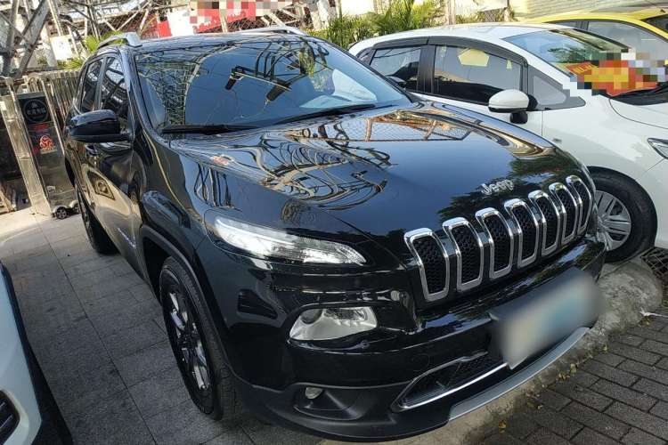Used Jeep Cherokee 2020 2.0L Two-Wheel Drive Classic Sports Edition Front Right 45 Deg